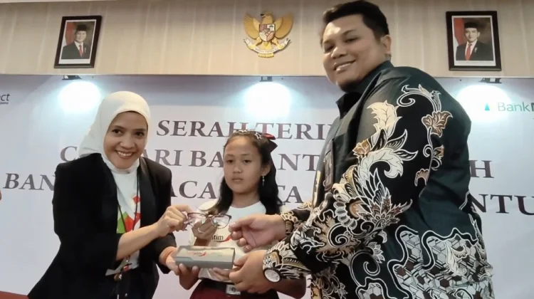 Dukung Pendidikan Anak di Kediri, Bank Jatim Salurkan Kacamata Gratis