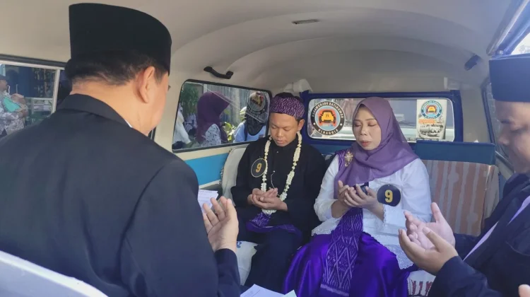 Tangis Haru 53 Pasangan Menikah Gratis di VW Kombi, dan Cetak Rekor MURI