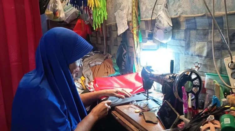 Jasa Penjahit Bendera di Kediri Meningkat Menjelang HUT RI Ke-81