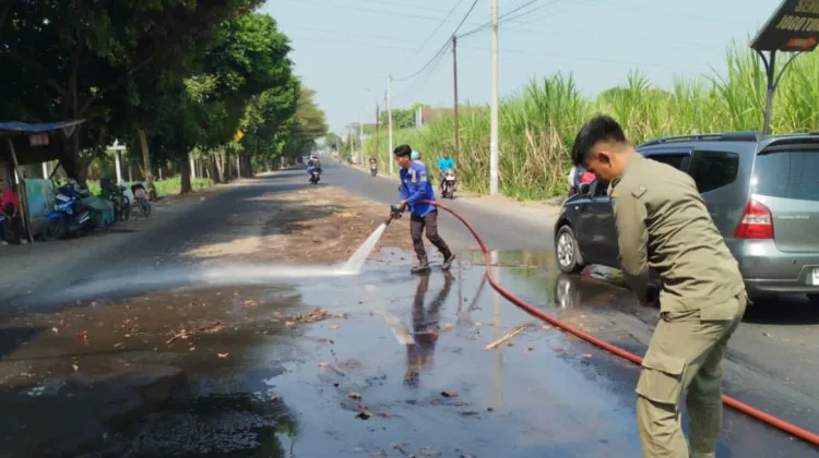 Cegah Kecelakaan, Damkar Kediri Semprot Tumpahan Solar di Jalan Totok Kerot