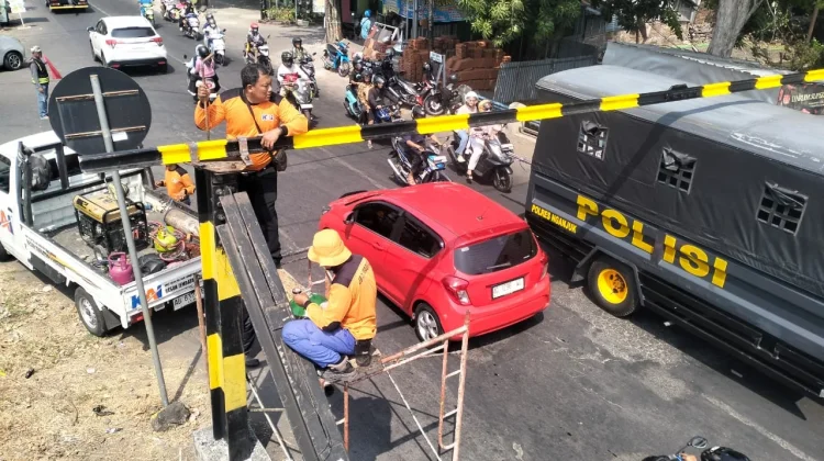 Mobil Elf Tabrak Portal Jembatan, KAI Tekankan Kepatuhan Batas Ketinggian
