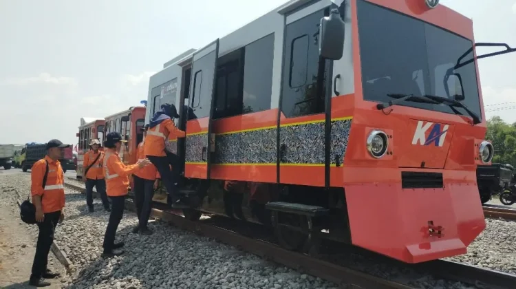 Tingkatkan Keamanan, VP Daop 7 Inspeksi Jalur Madiun–Kertosono dengan Lori Dresin