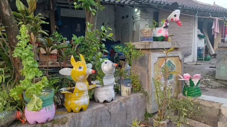 Warga Desa Banjarejo Sulap Galon Bekas Jadi Pot Karakter Lucu