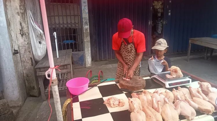 Harga Daging Ayam di Pasar Wates Kediri Tembus Rp34.000
