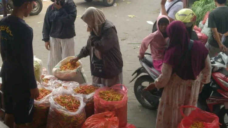 Pasokan Anjlok, Harga Cabai di Pasar Induk Pare Naik