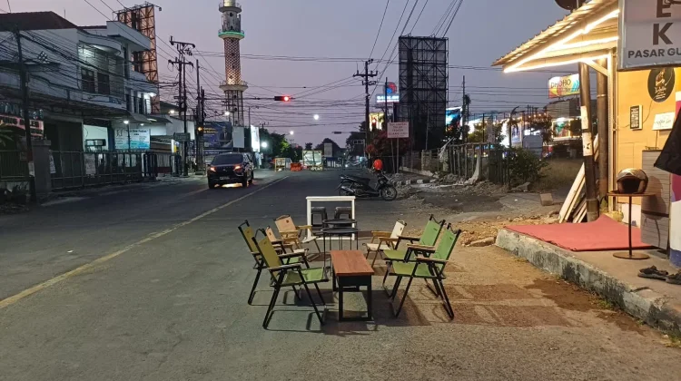 Jalan Urip Sumoharjo Ditutup, Warga Dirikan Warkop 'Tengah Jalan' Dadakan