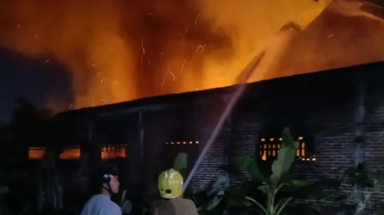 Kebakaran Hanguskan Rumah dan 6 Kendaraan di Kediri, Kerugian Rp1 Miliar