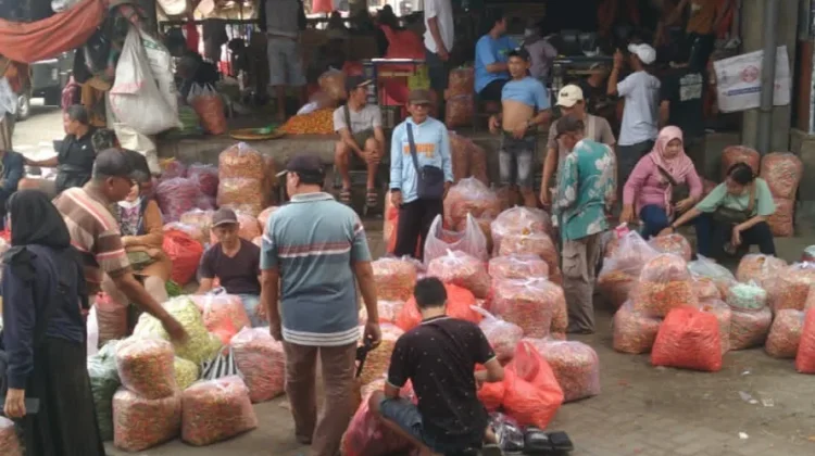 Pasokan Turun Drastis, Harga Cabai di Pasar Induk Pare Naik