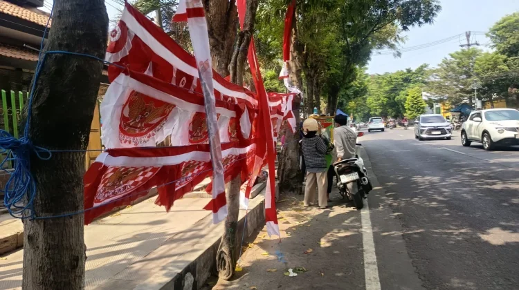 Penjualan Bendera Musiman di Kediri Menjamur Menjelang HUT RI ke-81