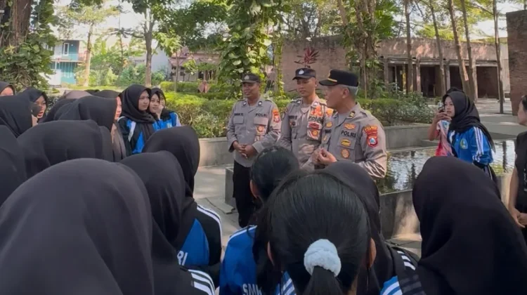 Cegah Kenakalan Remaja, Satbinmas Polres Kediri Kota Edukasi Pelajar SMKN 2