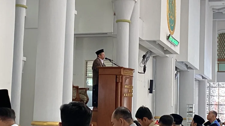 Umat Islam Wujudkan Nasionalisme Pasang Bendera dan Ikuti Upacara