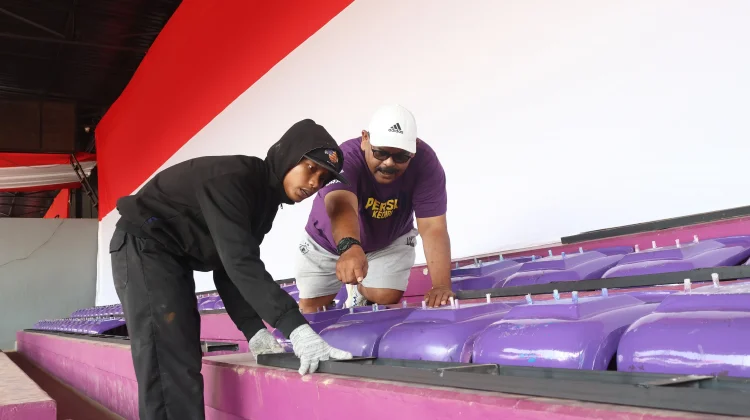 Ribuan Kursi Single Seat Mulai Dipasang di Stadion Brawijaya Kediri