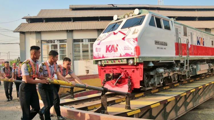 Semarak HUT ke-81 RI, Lokomotif KA Manja Dihias Nuansa Merah Putih