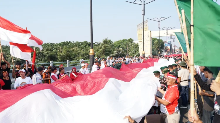 Mengenang Perjuangan Kemerdekaan, Vinanda dan Warga Kirab Merah Putih Raksasa