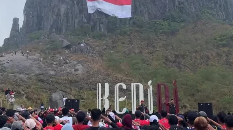 HUT RI 81, Bendera Raksasa Dibentangkan di Tebing Sumbing Kelud