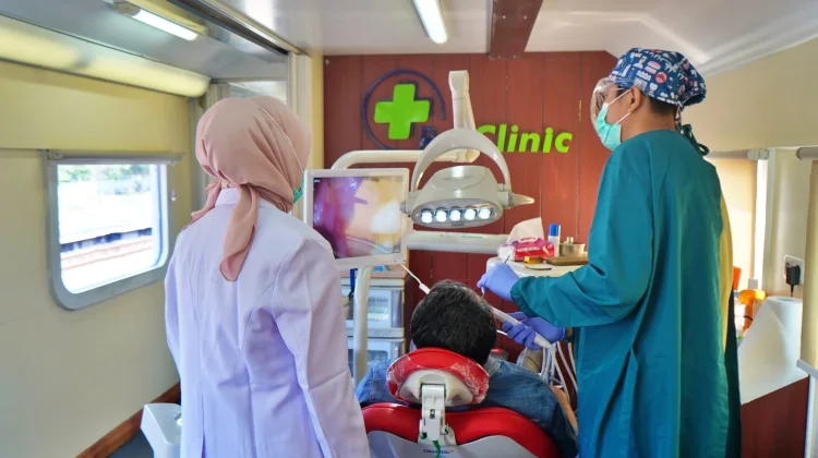 Ratusan Warga Manfaatkan Rail Clinic KAI Daop 7