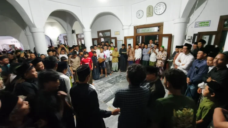 Tradisi Maulid Sebar Koin Jamsaren Jadi Magnet Warga