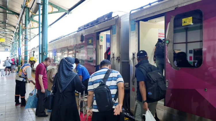 Kereta Api Bebas Macet, Mobilitas Warga Meningkat saat Libur Maulid Nabi