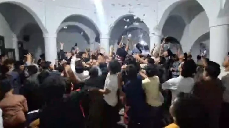 Sebar Koin Malam Maulid, Lestarikan Tradisi 118 Tahun