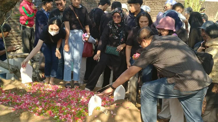 Tunaikan Wasiat Terakhir, Tiga Korban Kebakaran Jaksel Dimakamkan di Kediri