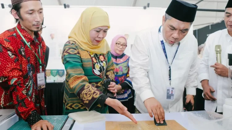 Gubernur Khofifah Buka Pameran dan Klinik Turots di Ponpes Tambakberas