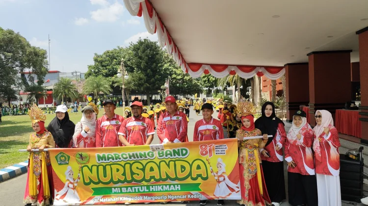 HUT RI, Puluhan Kontingen Drumband MI se-Kediri Kibarkan Semangat Kemerdekaan