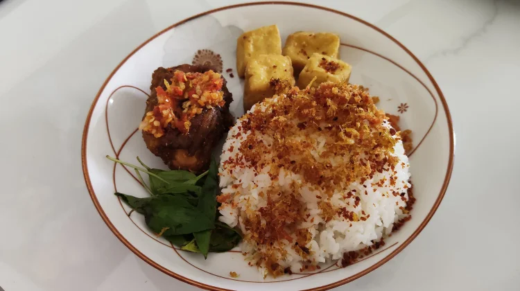 Lestarikan Kuliner Nusantara, Kafe di Kediri Kenalkan Nasi Serundeng Ayam