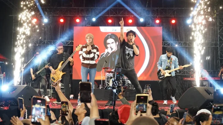 Charly Setia Band Meriahkan Puncak Festival Omah Sawah