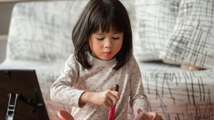 Anak Perempuan Cenderung Suka Dandan, Berikut Alasannya
