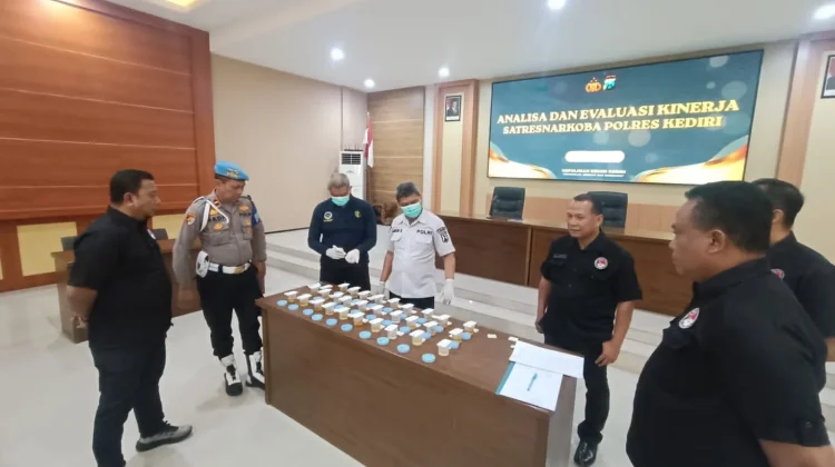 Uji Integritas Personel, Anggota Satresnarkoba Polres Kediri Jalani Tes Urine