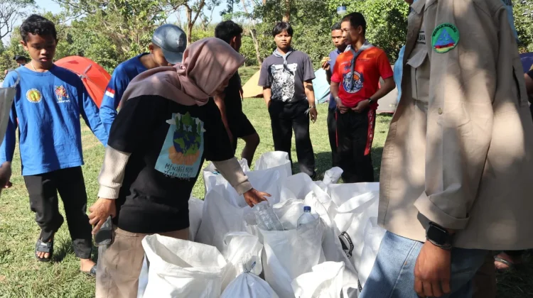 Wujudkan Zero Waste, Aktivis Lingkungan Kediri Gelar Aksi Clean Up di Kali Bening
