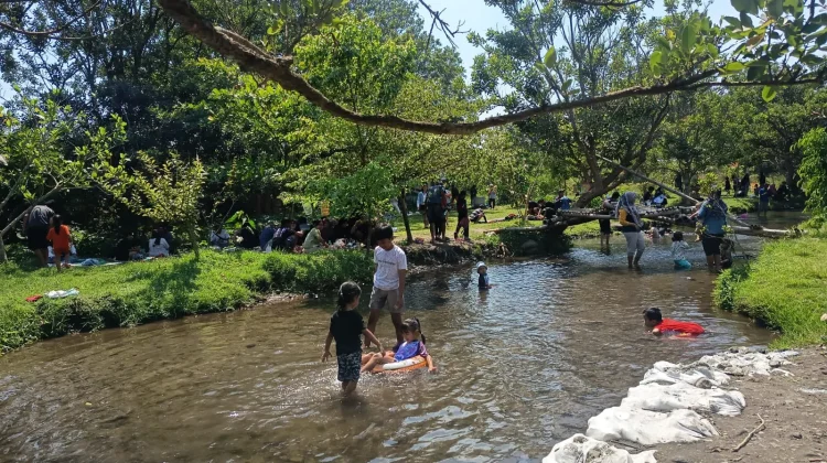 Wisata Kali Bening Kediri Jadi Spot Favorit Warga di Akhir Pekan