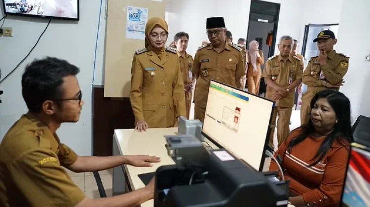 Percepat Layanan Adminduk, Pemkot Kediri Serahkan Mesin Cetak e-KTP ke 46 Kelurahan