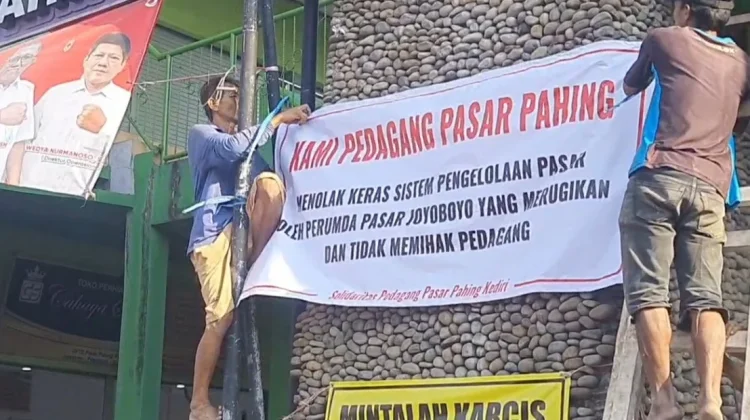 Tolak Aturan Baru, Pedagang Pasar Pahing Kediri Gelar Aksi di Area Pasar