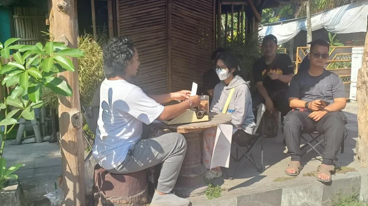 Romantisme Puisi Mesin Ketik Klasik Hipnotis Pengunjung CFD Pare
