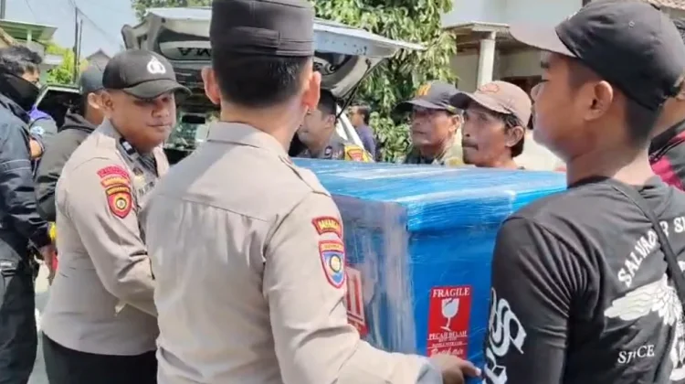 Warga Mekikis Iringi Kepulangan Deni, Korban KMP Virgo Transport 8