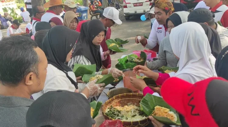 Milad ke-7, BPD Kediri Lestarikan Kuliner Nusantara dengan Berbagi Pecel Pincuk