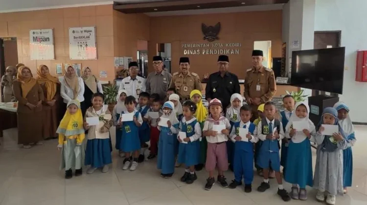 Ratusan Pelajar dan Anak Yatim di Kediri Terima Bantuan Pendidikan