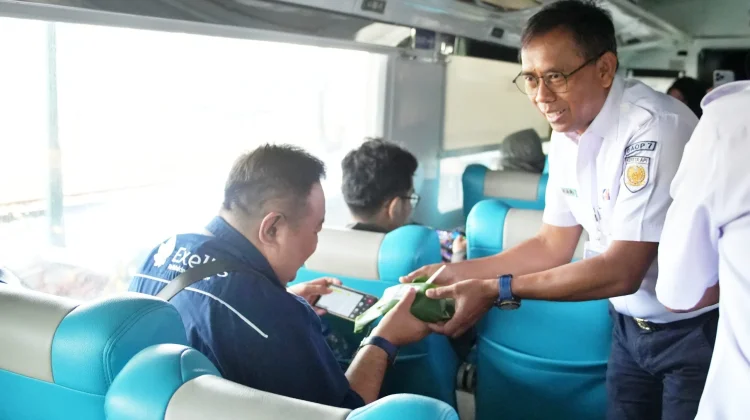 Rayakan HUT ke-81, KAI Daop 7 Madiun Bagikan Pecel Pincuk