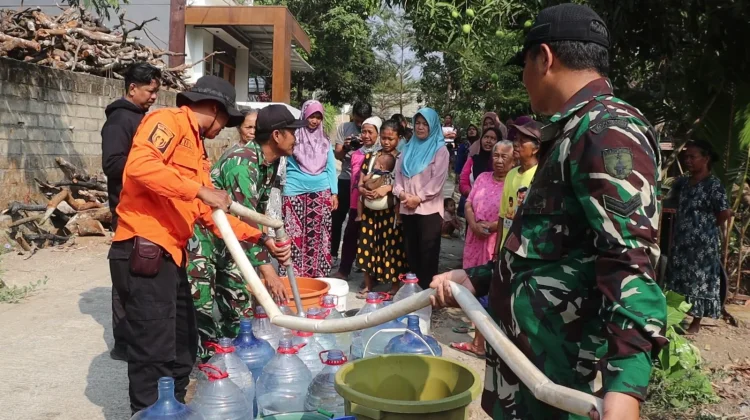 Setetes Air Jadi Berkah, Kehadiran TNI Harapan Warga Desa Surat