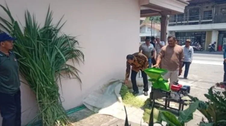 Teknologi Pencacah Bantu Peternak Sapi Perah di Kediri Atasi Limbah