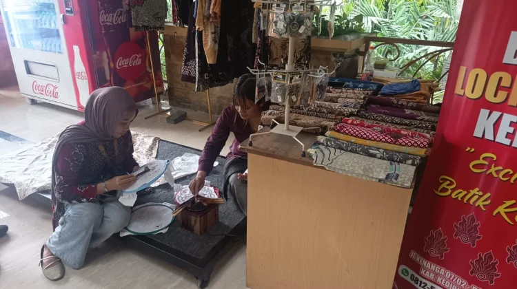 Hari Batik Nasional 2026, Hotel Lotus Kediri Gelar Aksi Live Mencating