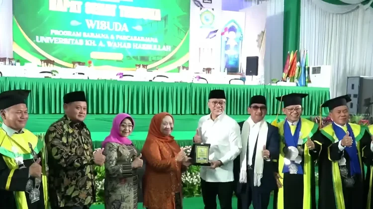 Menko Pangan Zulkifli Hasan Bakar Semangat Wisudawan UNWHA Jombang