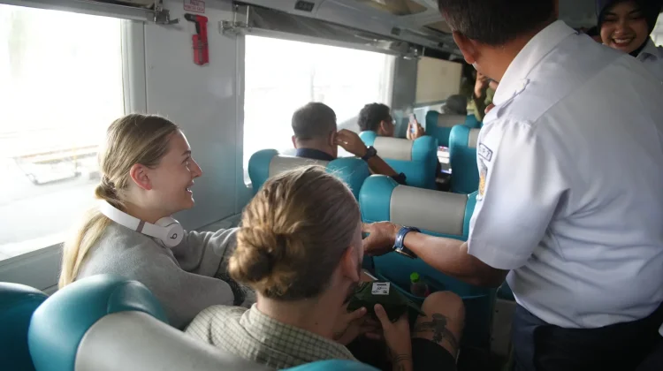Ribuan Wisatawan Asing Manfaatkan Kereta Api di Daop 7