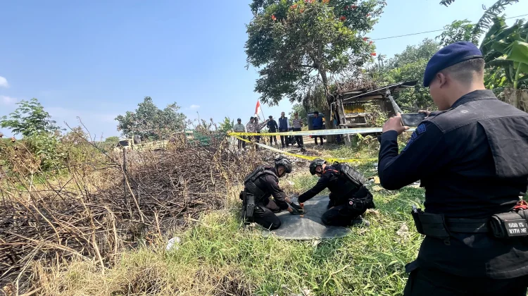 Petugas Musnahkan Benda Misterius, Diduga Granat Aktif Temuan Warga