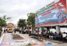 Sebanyak 7.310 Botol Miras Ilegal Dimusnahkan di Jombang