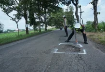Persiapan Arus Mudik, Petugas Patroli Jalan Rusak di Kediri