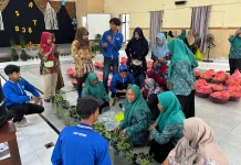 Warga Manisrenggo Diajak Kelola Sampah dengan Sistem Aquaponik Galon Bekas