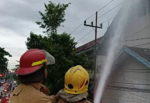 Gedung SMPN 2 Pare Terbakar, Dua Mobil Damkar Diterjunkan