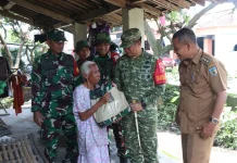 Dansatgas TMMD ke-127 Beri Bantuan Sembako untuk Warga